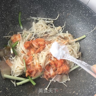 猪肉辣白菜炒金针菇拌面的做法步骤：13