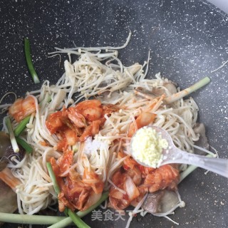 猪肉辣白菜炒金针菇拌面的做法步骤：14