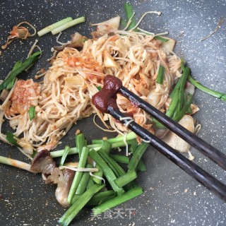 猪肉辣白菜炒金针菇拌面的做法步骤：17