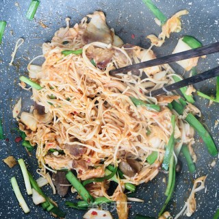 猪肉辣白菜炒金针菇拌面的做法步骤：18