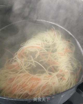 猪肉辣白菜炒金针菇拌面的做法步骤：19
