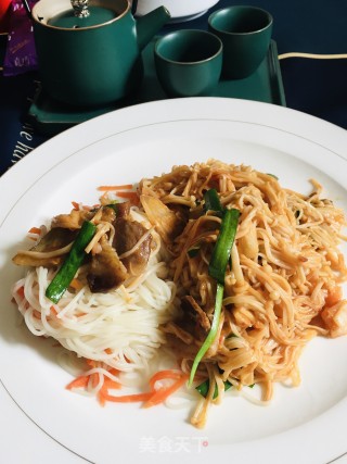 猪肉辣白菜炒金针菇拌面的做法步骤：22