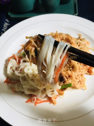 猪肉辣白菜炒金针菇拌面的做法步骤：23