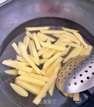 炸薯条的做法步骤：2