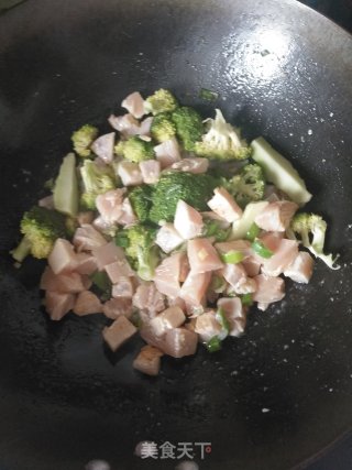 西兰花鸡胸肉焖饭的做法步骤：7