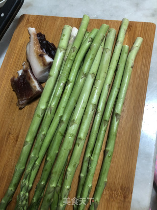 腊肉炒芦笋的做法步骤：1