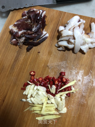 腊肉炒芦笋的做法步骤：3