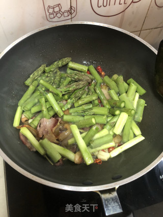 腊肉炒芦笋的做法步骤：7