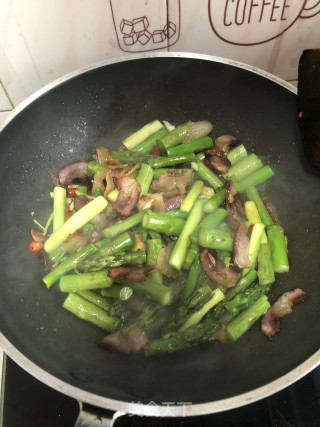 腊肉炒芦笋的做法步骤：8