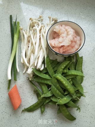 虾仁白玉菇炒荷兰豆的做法步骤：1