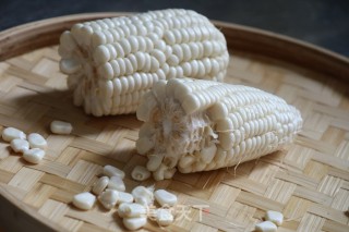 青椒炒嫩玉米粒的做法步骤：1