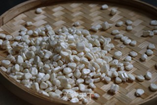 青椒炒嫩玉米粒的做法步骤：2