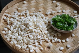 青椒炒嫩玉米粒的做法步骤：3