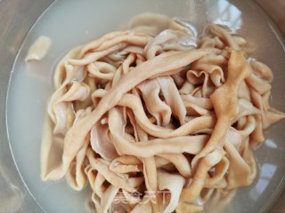 青蒜炒鸭肠的做法步骤：1