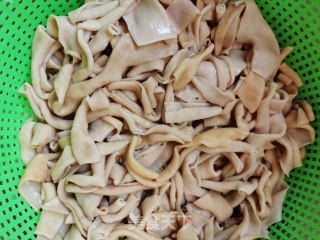 青蒜炒鸭肠的做法步骤：2