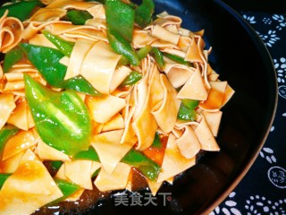 尖椒干豆腐的做法步骤：1