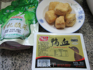 油豆腐酸菜煮鸭血的做法步骤：1
