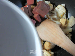 油豆腐酸菜煮鸭血的做法步骤：5
