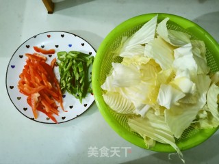 清炒手撕包菜的做法步骤：1