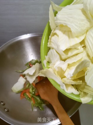 清炒手撕包菜的做法步骤：4