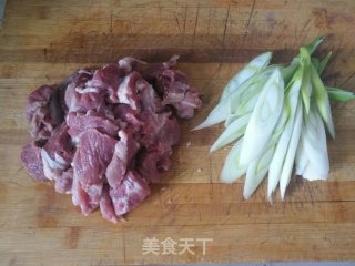 葱爆羊肉的做法步骤：1