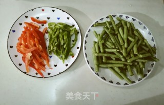 青椒炒豆角的做法步骤：1