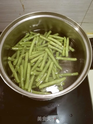 青椒炒豆角的做法步骤：2