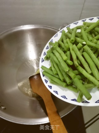 青椒炒豆角的做法步骤：4