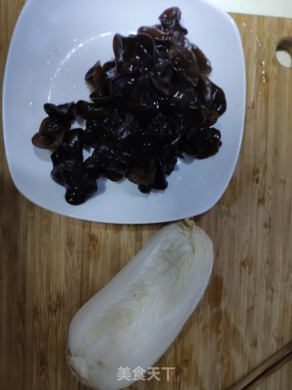 醋溜白菜的做法步骤：1