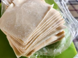 猪肉鲜虾馄饨的做法步骤：1
