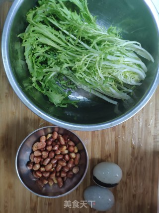 皮蛋花生拌苦菊的做法步骤：1