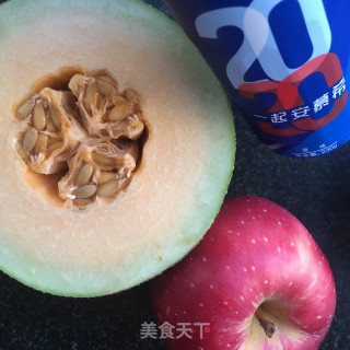 哈密瓜拌苹果的做法步骤：2