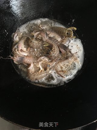 椒盐懒尿虾的做法步骤：4