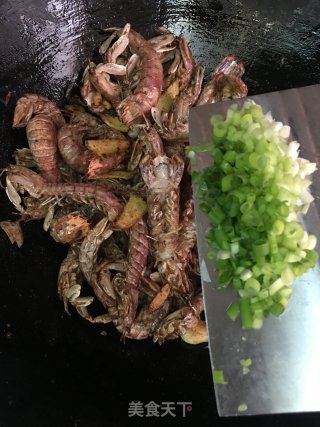 椒盐懒尿虾的做法步骤：9