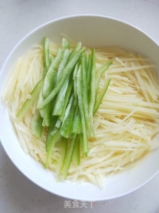 酸辣土豆丝的做法步骤：1