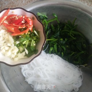 响油菠菜粉丝的做法步骤：2