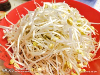 豆芽炒香肠的做法步骤：1