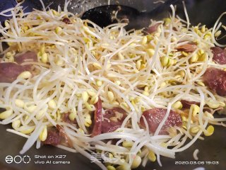 豆芽炒香肠的做法步骤：6