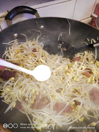 豆芽炒香肠的做法步骤：7