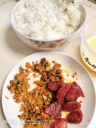鸡蛋香肠炒饭的做法步骤：1