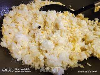 鸡蛋香肠炒饭的做法步骤：6