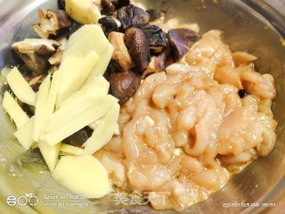 香菇炒鸡胸肉的做法步骤：1