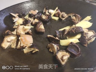 香菇炒鸡胸肉的做法步骤：2