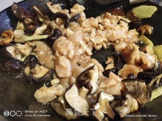 香菇炒鸡胸肉的做法步骤：3