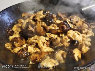 香菇炒鸡胸肉的做法步骤：4