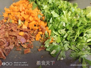胡萝卜芹菜炒饭的做法步骤：1