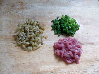 榨菜肉末蛋炒饭的做法步骤：2