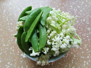 花菜炒甜豆角的做法步骤：1