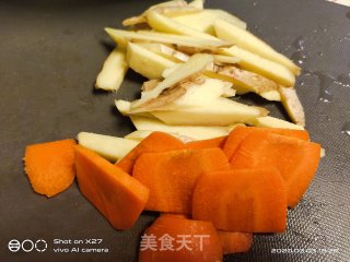 胡萝卜炖鸭肉的做法步骤：1