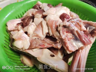 胡萝卜炖鸭肉的做法步骤：2